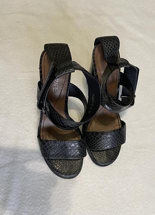 Босоніжки attizzare