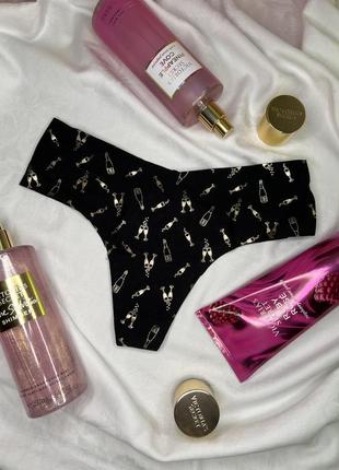 Моделька бесшовных стрингов от victoria’s secret