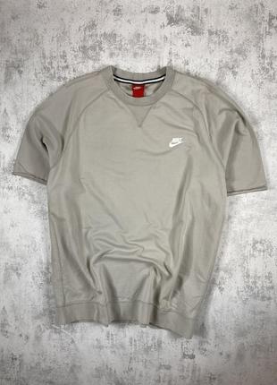 Лаконічний стиль: бежева футболка nike – ідеальний вибір