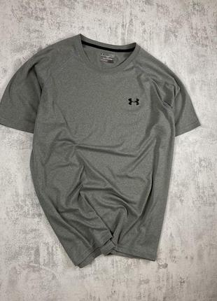 Современная классика: серая футболка under armour с черным логотипом5 фото
