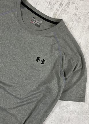 Современная классика: серая футболка under armour с черным логотипом2 фото