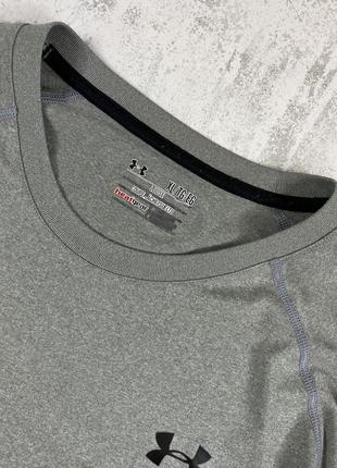 Современная классика: серая футболка under armour с черным логотипом4 фото