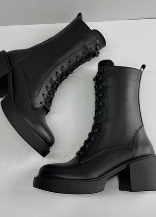 Высокие зимние женские кожаные ботинки в черном цвете на каблуке