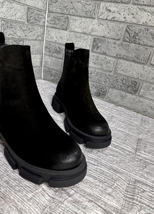 Зимние ботинки челси в черном цвете с трендовыми затертыми носками4 фото