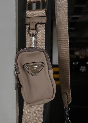 Женская сумка prada re-edition mini beige5 фото