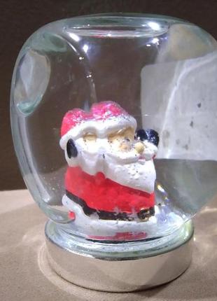 Рождественская композиция падающий снег в банке дед мороз.