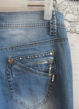Джинсы узкие потертые голубые с молниями на карманах3 фото