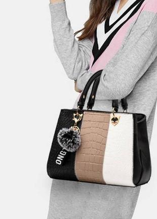 Жіноча сумка на плече чорно-біла комбінована жіноча сумочка екошкіра біла чорна з хутряним брелоком2 фото