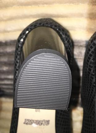 Шикарні шкіряні класичні туфлі на середньому каблуці7 фото