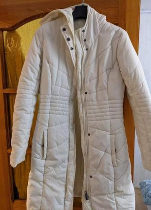 Пуховик плащ пальто куртка удлиненная на синтепоне рассер м-л 36 38 40 с капюшоном белый