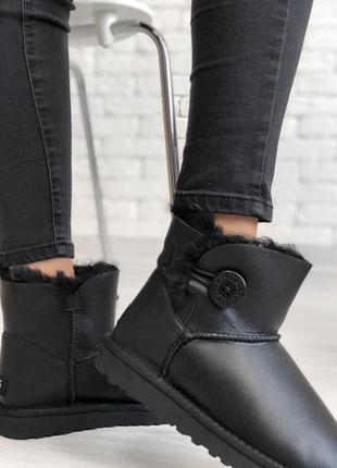 Женские чёрные  угги ugg mini bailey button black leather7 фото