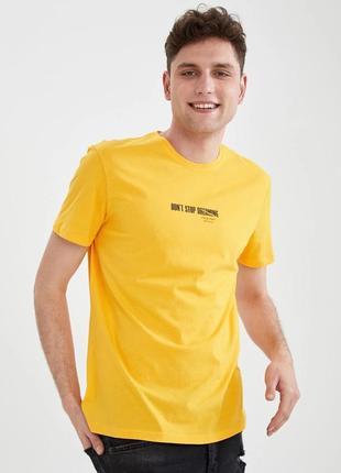 Жёлтая футболка