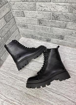 Зимние женские  ботинки на шнурках в черном цвете на тракторной подошве5 фото