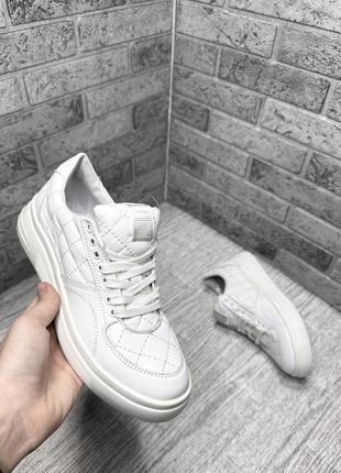 Жіночі кросівки в білому кольорі