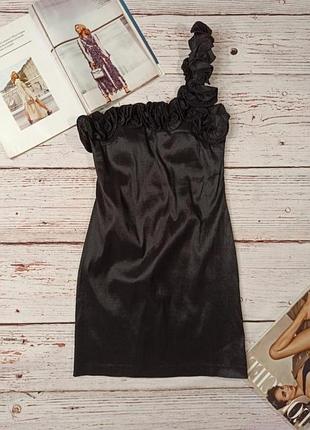 Черное платье на одно плечо