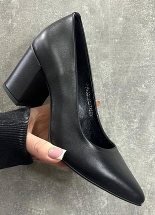 Жіночі шкіряні чорні туфлі з широкими підборами2 фото