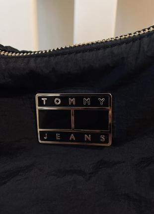 Женская черная сумка tommy jeans t 76 beach summer shoulder bag4 фото