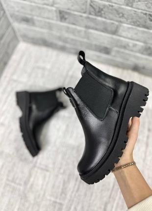 Демісезонні черевики жіночі челсі в чорному кольорі