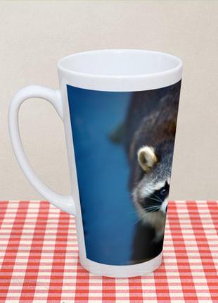 Чашка с принтом латте «застенчивый енот»4 фото
