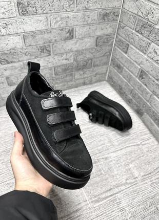 Жіночі кросівки в чорному кольорі з натуральної замші на липучці2 фото