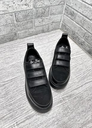 Жіночі кросівки в чорному кольорі з натуральної замші на липучці4 фото