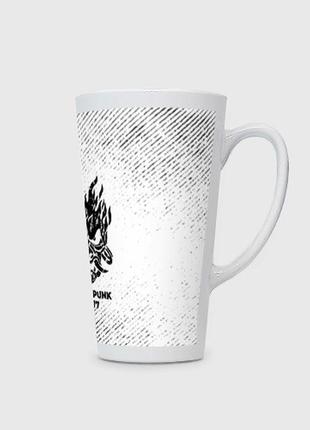 Чашка латте cyberpunk 2077 с потертостями на светлом фоне