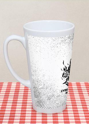 Чашка латте cyberpunk 2077 с потертостями на светлом фоне