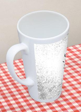 Чашка латте cyberpunk 2077 с потертостями на светлом фоне