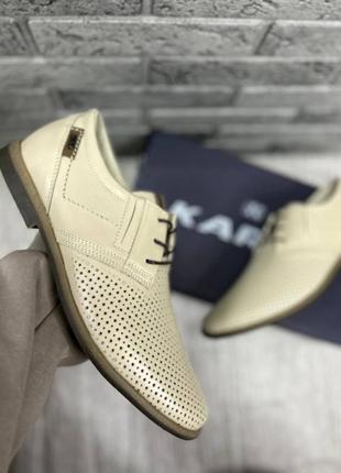 Мужские кожаные туфли  karat с перфорацией на шнурке бежевые