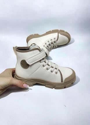 Дитячі бежеві черевики для дівчаток2 фото