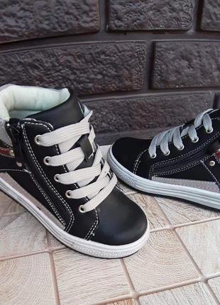 Деми черевики для хлопчиків на шнурку в чорному кольорі2 фото