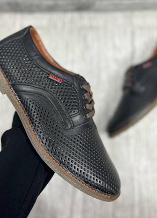 Чоловічі шкіряні туфлі в чорному кольорі з перфорацією