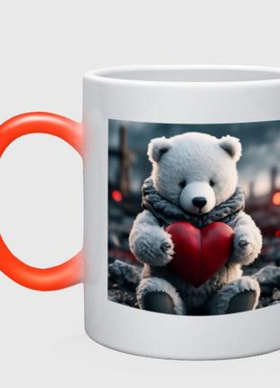 Чашка с принтом хамелеон «белый северный мишка игрушечный и красное сердце» (цвет чашки на выбор)