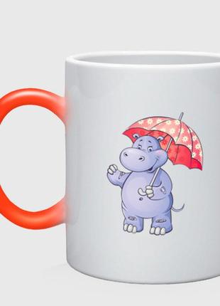 Чашка с принтом хамелеон «мультяшный бегемот с зонтом» (цвет чашки на выбор)