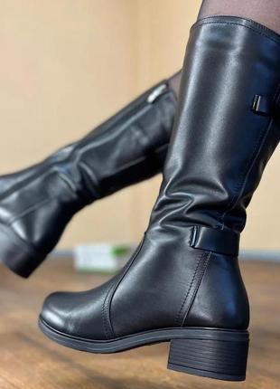 Жіночі класичні шкіряні чоботи чорного кольору на підборах