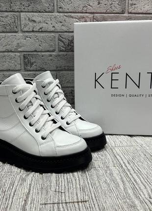 Демисезонные женские белые ботинки на черной подошве от производителя kento