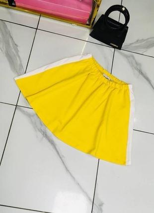 Яркая желтая юбка клёш солнце с лампасами в спортивном стиле тенниска от reclaimed vintage asos коттон9 фото