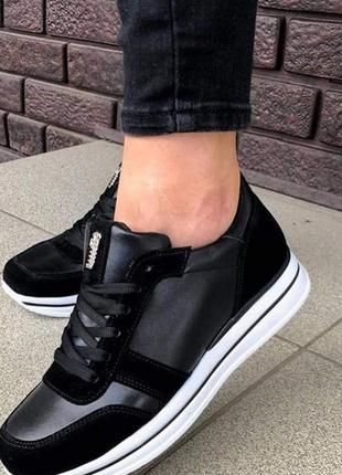 Кожаные женские кроссовки с замшевыми вставками в черном цвете3 фото
