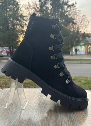Женские демисезонные черные замшевые ботинки от производителя kento