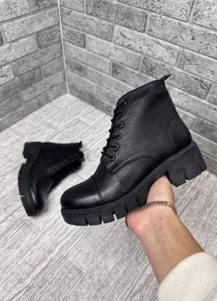 Демисезонные ботинки женские на шнурке в черном цвете1 фото