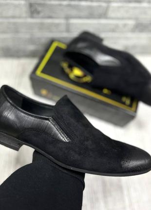 Чоловічі туфлі чорного кольору з екошкіри та еко замші від виробника desay