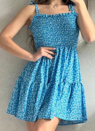 Женское летнее легкое софт платье на брительках выше колена с принтом в цветочек5 фото
