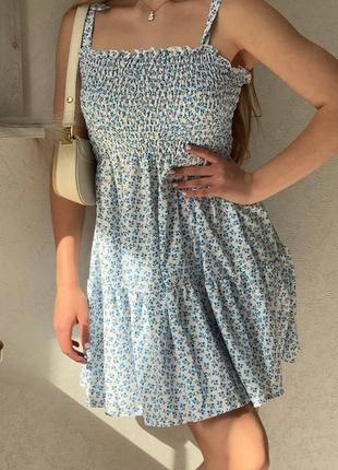 Женское летнее легкое софт платье на брительках выше колена с принтом в цветочек4 фото