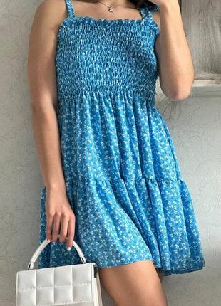 Женское летнее легкое софт платье на брительках выше колена с принтом в цветочек7 фото