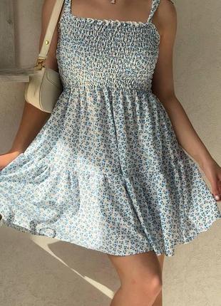 Женское летнее легкое софт платье на брительках выше колена с принтом в цветочек3 фото
