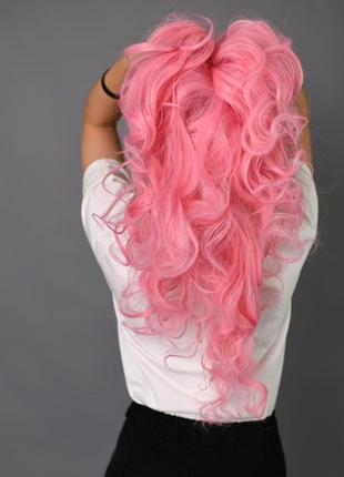 Парик zadira ярко розовый женский длинный волнистый на сетке из термоволос10 фото