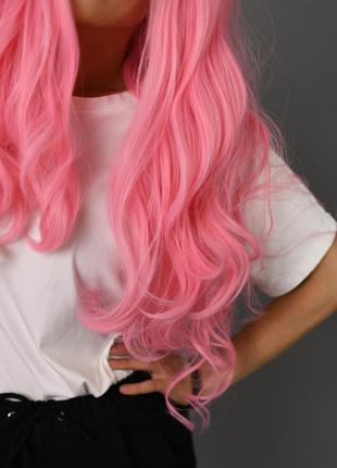 Парик zadira ярко розовый женский длинный волнистый на сетке из термоволос6 фото