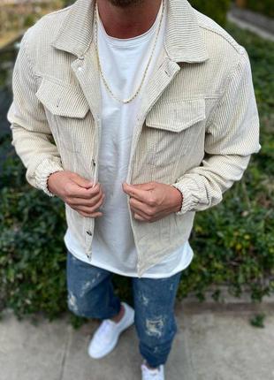 Мужская стильная вельветовая куртка на весну/осень бежевого цвета1 фото