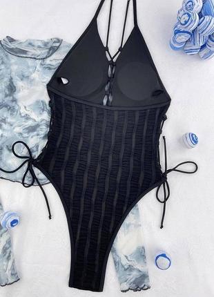 Стильний чорний суцільний купальник  зі шнуровкою по центру та боках3 фото