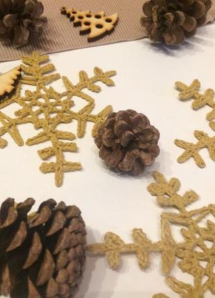Новорічний декор в'язані сніжинки на ялинку ручної роботи1 фото